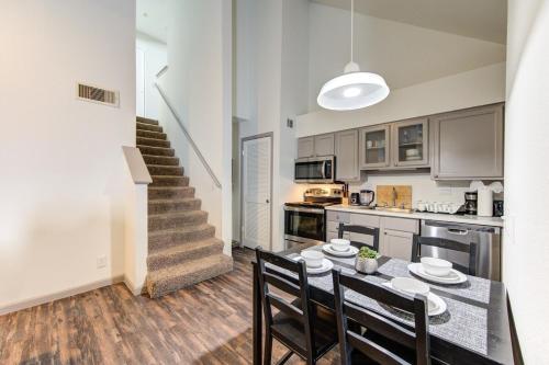 Cozy 2BR 2BA Condo in Houston Medical Center Free Parking & Fast Wi-Fi near โรดิโอฮูสตัน หรือ ฮูสตันไลฟ์สต็อกโชว์แอนด์โรดิโอ