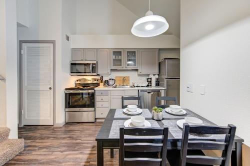Cozy 2BR 2BA Condo in Houston Medical Center Free Parking & Fast Wi-Fi near โรดิโอฮูสตัน หรือ ฮูสตันไลฟ์สต็อกโชว์แอนด์โรดิโอ