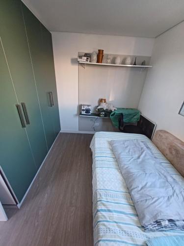 Um quarto com banheiro privativo in シダーデ アデマル
