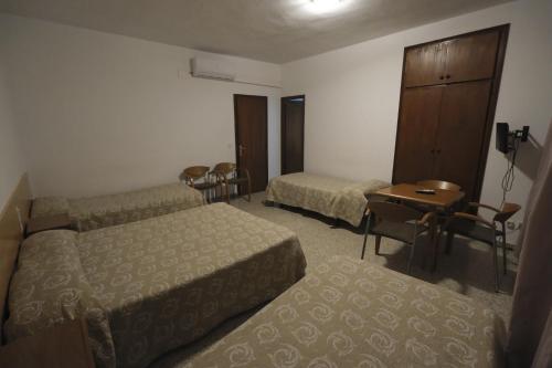 1 double bed, 3 twin beds