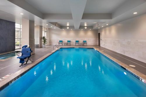 สระว่ายน้ำ, Holiday Inn & Suites Arden-Asheville Airport By IHG in เฟลตเชอร์ (NC)