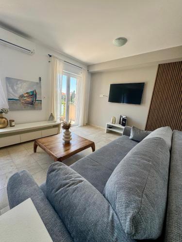 Apartments Toma in Новаля