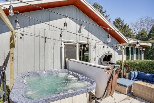 9 Mi to Shore Home with Hot Tub in Howards Grove!