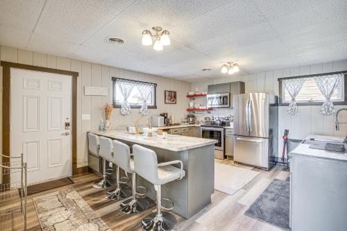 9 Mi to Shore Home with Hot Tub in Howards Grove! in Mosel