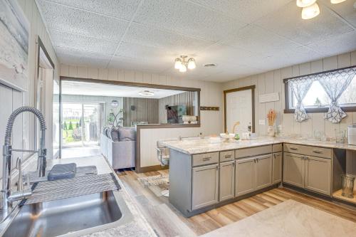 9 Mi to Shore Home with Hot Tub in Howards Grove! in Mosel
