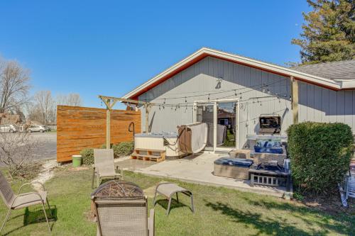 9 Mi to Shore Home with Hot Tub in Howards Grove! in Mosel