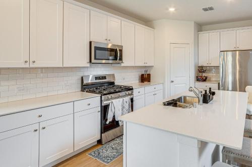 8 Mi to Celebration Station: Family Getaway! in Balch Springs (TX)
