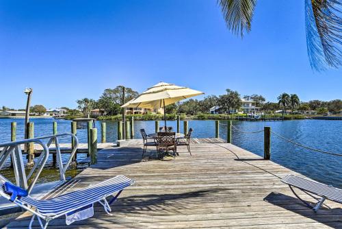 Pool, Dock and Kayaks Waterfront Palmetto Home in Palmetto