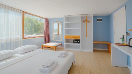 Deluxe Room with Terrace & Sea View  image 2
