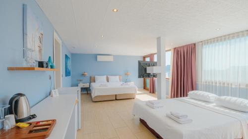 Deluxe Room with Terrace & Sea View  image 3