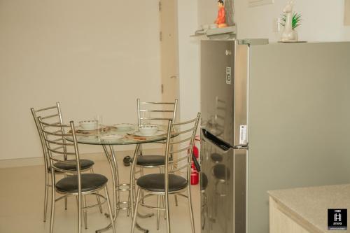 Two-Bedroom Apartment with Balcony and Sea View image 4