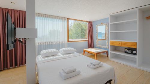 Deluxe Room with Terrace & Sea View  image 4