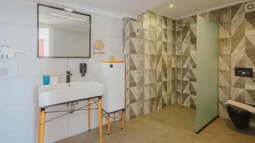 Deluxe Room with Terrace & Sea View  image 5