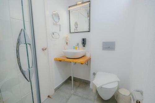 Double Room with Sea View image 5