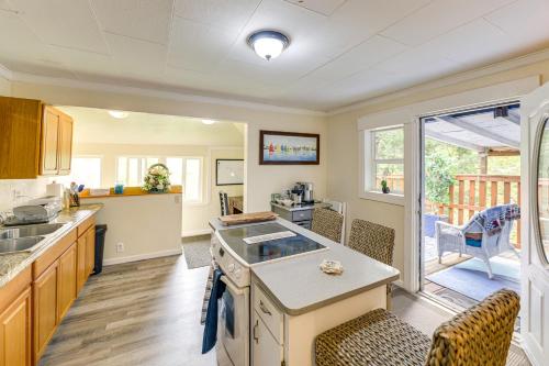 10 Mi to South Beach & Newport: Home w/ Deck! in South Beach (OR)