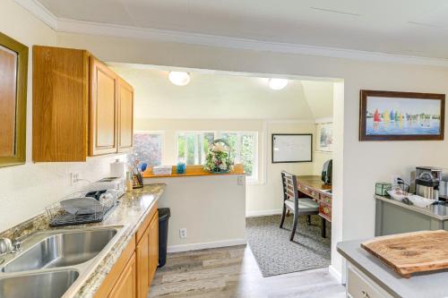10 Mi to South Beach & Newport: Home w/ Deck! in South Beach (OR)
