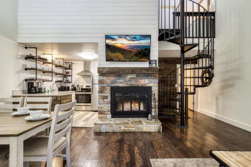 Gatlinburg Mountain Townhome with Pool Access! in Gatlinburg, USA