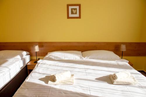 1 double bed, 1 twin bed