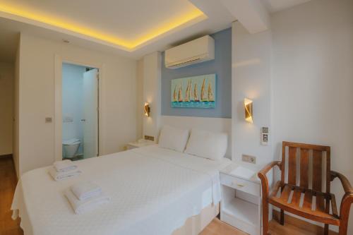 Double Room with Balcony image 2