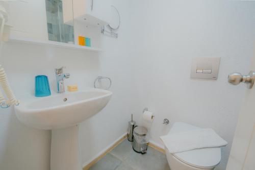 Double Room with Balcony image 3