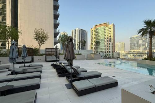 Luxe 1BR Burj View 10 min Walk to Dubai Mall, Dubai (Foto 3)