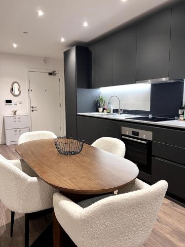 Central modern flat 2 minute walk to station, Londres