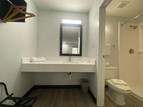 Motel 6-Windsor Locks CT - Hartford - image 10