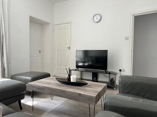 Faciliteiten, Cosy modern 4 bedroom home with backyard in Briton Ferry East