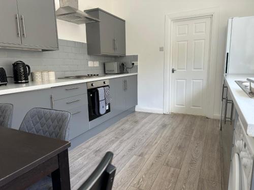 Faciliteiten, Cosy modern 4 bedroom home with backyard in Briton Ferry East