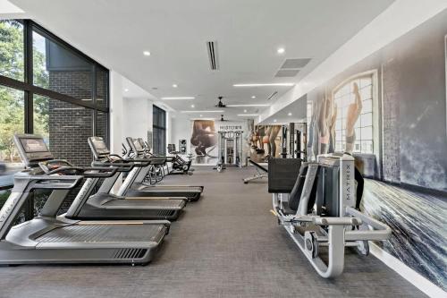 Spacious 2BD - 5 Min DT, Gym, Parking, W-D - Sleep 12 detail