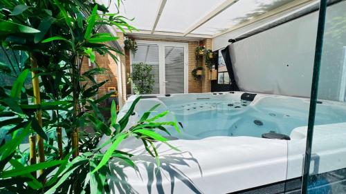 Masažna kad, Luxury Vacation Villa, Private Jacuzzi & Sauna in Zoetermeer
