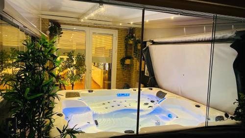 Luxury Vacation Villa, Private Jacuzzi & Sauna in Zoetermeer