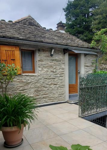 숙소 외관, Gîte de Combelebouze en Cévennes - Cosy, Confort et Climatisé - 3 étoiles (Gite de Combelebouze en Cevennes - Cosy, Confort et Climatise - 3 etoiles) in 님 시티 센터