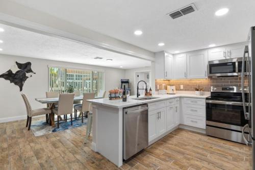 ห้องครัว, Villa Walk to Beach, Pool & Games Great for Family Vacations in ฮัตสัน(FL)