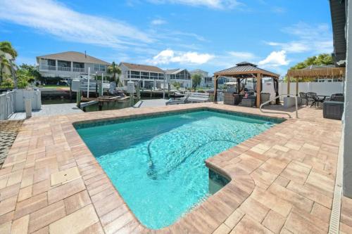 สระว่ายน้ำ, Villa Walk to Beach, Pool & Games Great for Family Vacations in ฮัตสัน(FL)