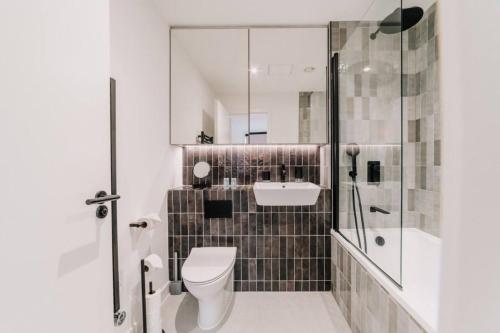 Spacious 2-Bed Home - Sleeps 6, Parking & Ultra-Fast Wi-Fi, Birmingham (photo 10)