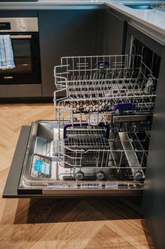 Spacious 2-Bed Home - Sleeps 6, Parking & Ultra-Fast Wi-Fi, Birmingham (photo 11)