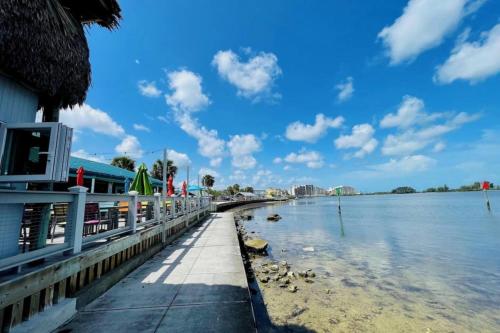 บริการและสิ่งอำนวยความสะดวก, Villa Walk to Beach, Pool & Games Great for Family Vacations in ฮัตสัน(FL)