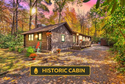 Sycamore Camp - Historic Log Cabin Reimagined in Lake Harmony, USA