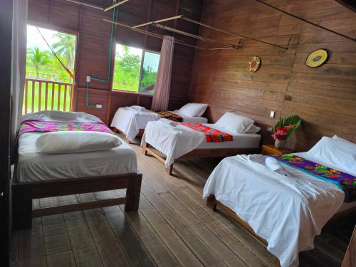 5 twin beds