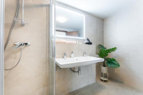 Rentero Spacious Smíchov 2 Bedroom Apartment with Excellent Tram Connection, Prague (photo 9)