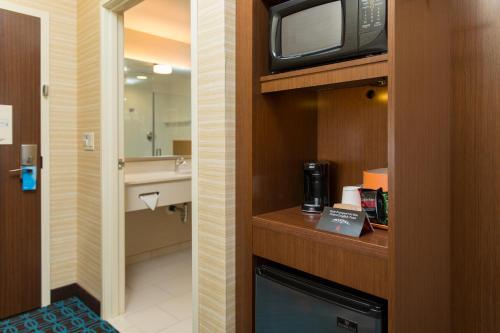 Accessible tub with seat, Guest room, 1 King