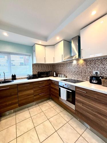 Modern Art House - serviced accomodation - Bickerstaffe