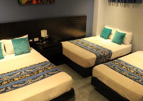 2 double beds, 1 twin bed