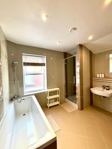 Modern Art House - serviced accomodation, Liverpool (photo 10)
