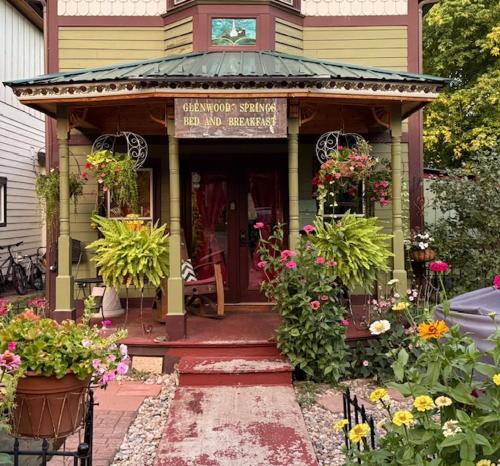 Downtown B&B with Jacuzzi in Glenwood Springs, USA