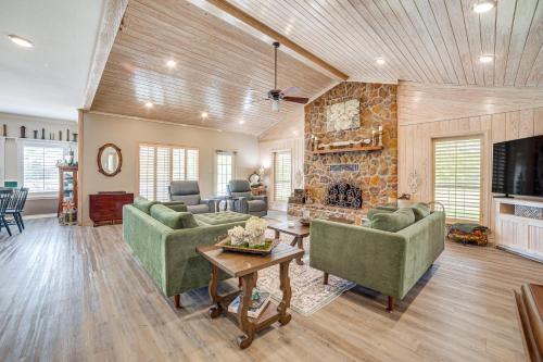 Tranquil Family Retreat 4 Mi to Dtwn Winnsboro! in Winnsboro (TX)