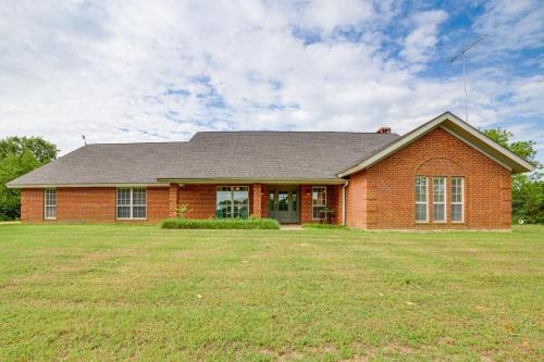 Tranquil Family Retreat 4 Mi to Dtwn Winnsboro! in Winnsboro (TX)