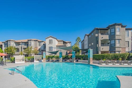 Cozy 1BD KingBed With Pool Hot Tub Gym Parking thumb 4
