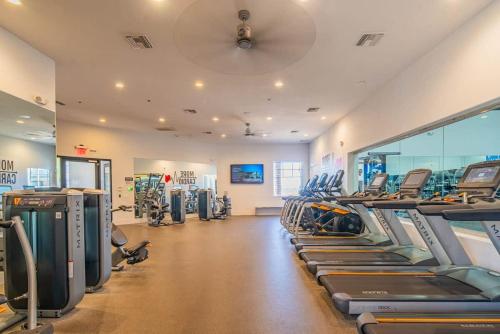 Cozy 1BD KingBed With Pool Hot Tub Gym Parking detail